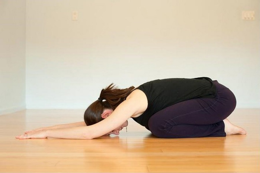 Tập yoga chữa thoát vị đĩa đệm với tư thế trẻ con giúp kéo giãn cột sống